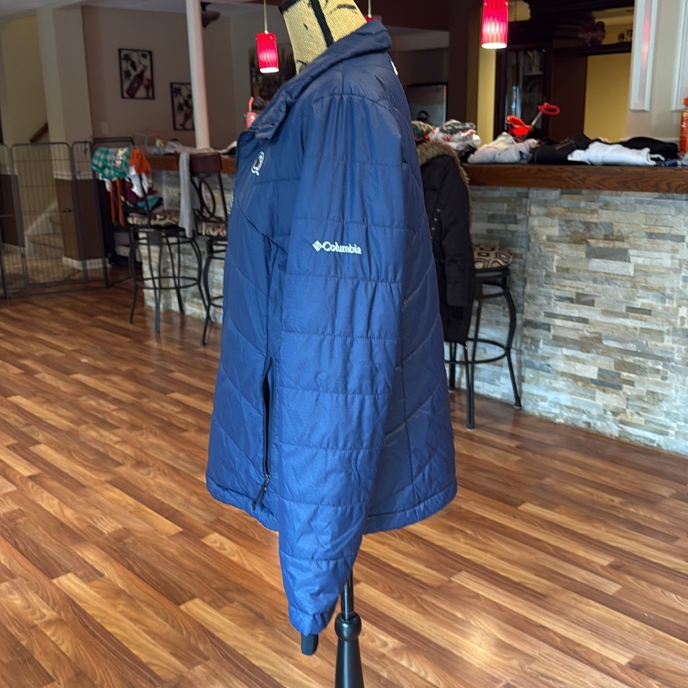 Columbia size large Penn State lightweight puffer coat with thumbholes - Picture 3 of 6
